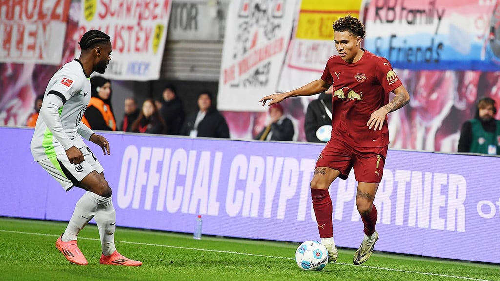 RB-Dribbler Antonio Nusa (r.) gegen Wolfsburgs Ridle Baku. Beide sind jetzt Teamkameraden in Leipzig