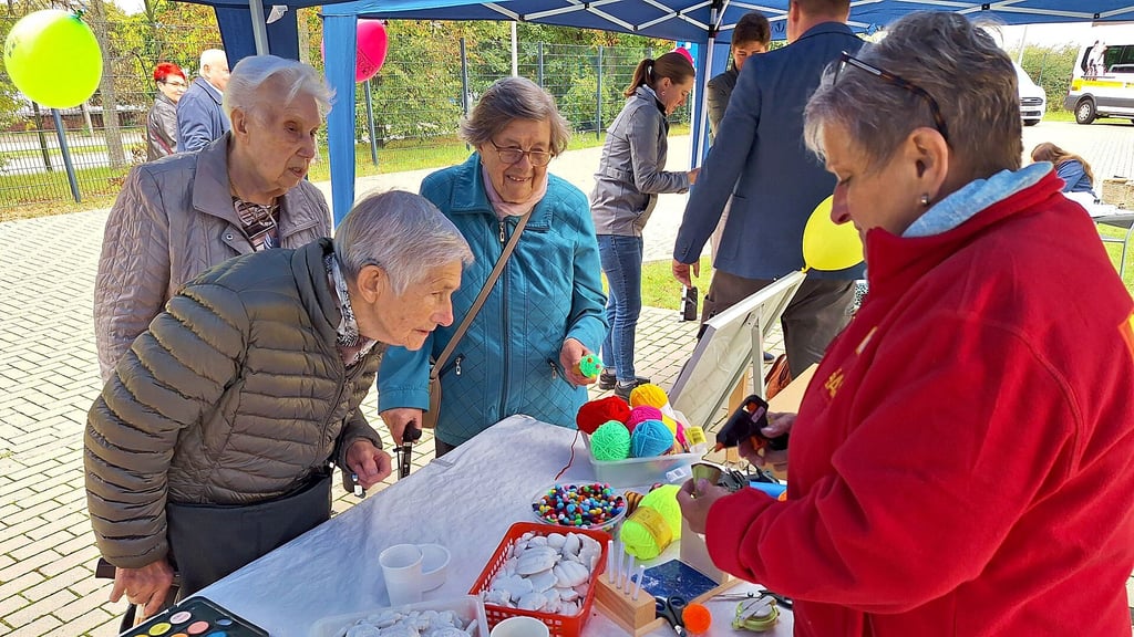 An Stricktagen probieren sich Senioren beim ASB in Merseburg unter Anleitung an kleinen Figuren.