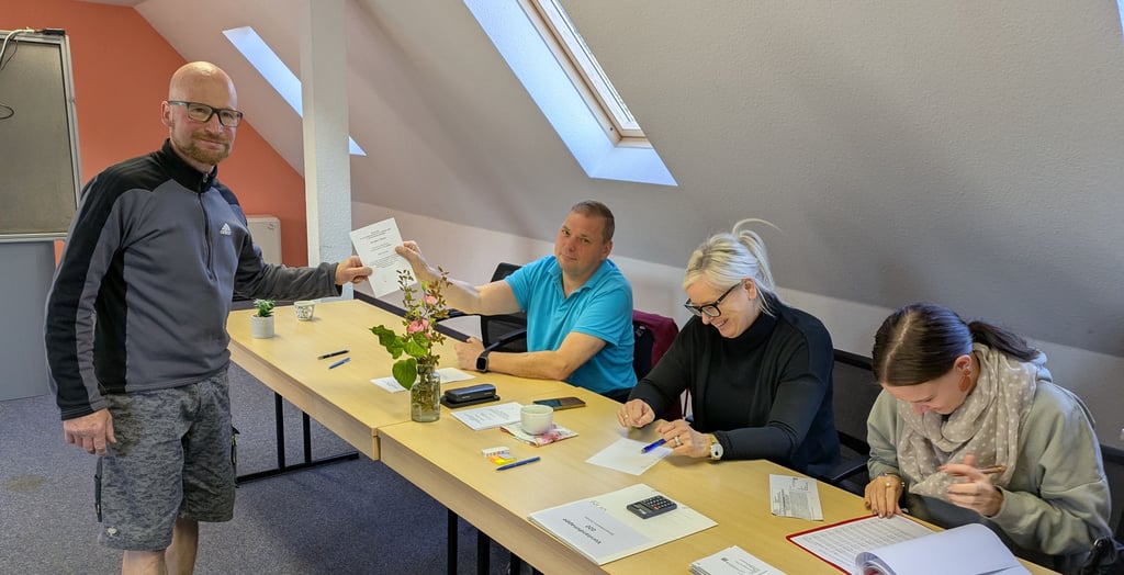 Enrico Strecher ließ sich im Zichtauer Abstimmungslokal den Stimmzettel aushändigen. Abstimmungshelfer waren dort Michael Schönbeck, Dana Kösterke-Schönbeck und Jessica Gaede (von rechts).