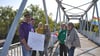 Die Radler für Demokratie gestalteten auf der Uhlandbrücke ein Bild mit Gedanken zum Thema „Demokratie“. 