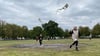 Elena (Mitte) und Fina ließen ihre selbstgebastelten Drachen in den Himmel steigen.