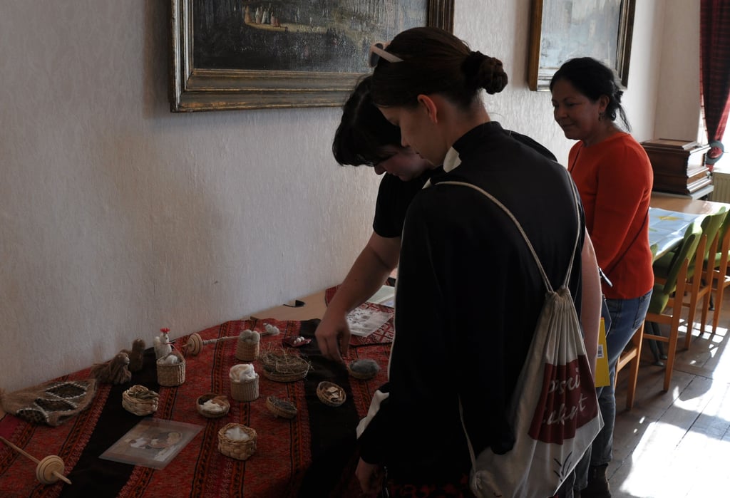 Susana Fernández (re.) zeigte Besuchern die Bestandteile von Textilien. Dabei durften die Ausstellungsstücke auch mal angefasst werden.