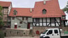 Blick auf das Schlosskrug-Ensemble auf dem Stiftsberg Quedlinburg (Harz). Die Gebäudehülle des Jägerhauses (rechts vorn) ist komplett saniert, unter der Zugangsterasse (links) ist ein neues Sanitärgebäude entstanden.