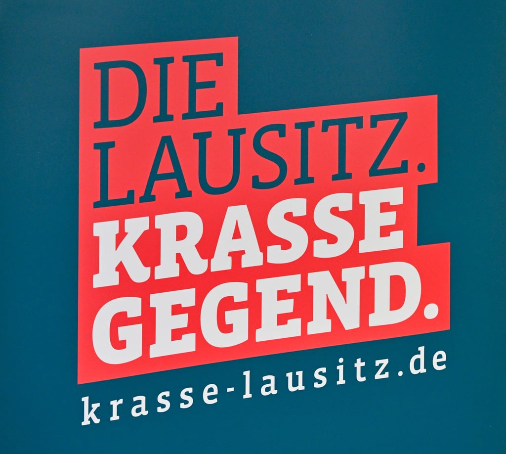 Mit dem Slogan als neue Beschriftung soll ab 6. Oktober ein Regionalexpress von Dessau über Berlin nach Senftenberg rollen. (Symbolbild)