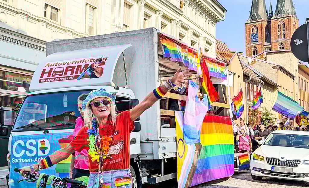 Ausgelassen und fröhlich zeigten sich die Umzugs-Teilnehmer mit bunten Flaggen zum Christopher Street Day in Stendal.