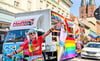 Ausgelassen und fröhlich zeigten sich die Umzugs-Teilnehmer mit bunten Flaggen zum Christopher Street Day in Stendal. 
