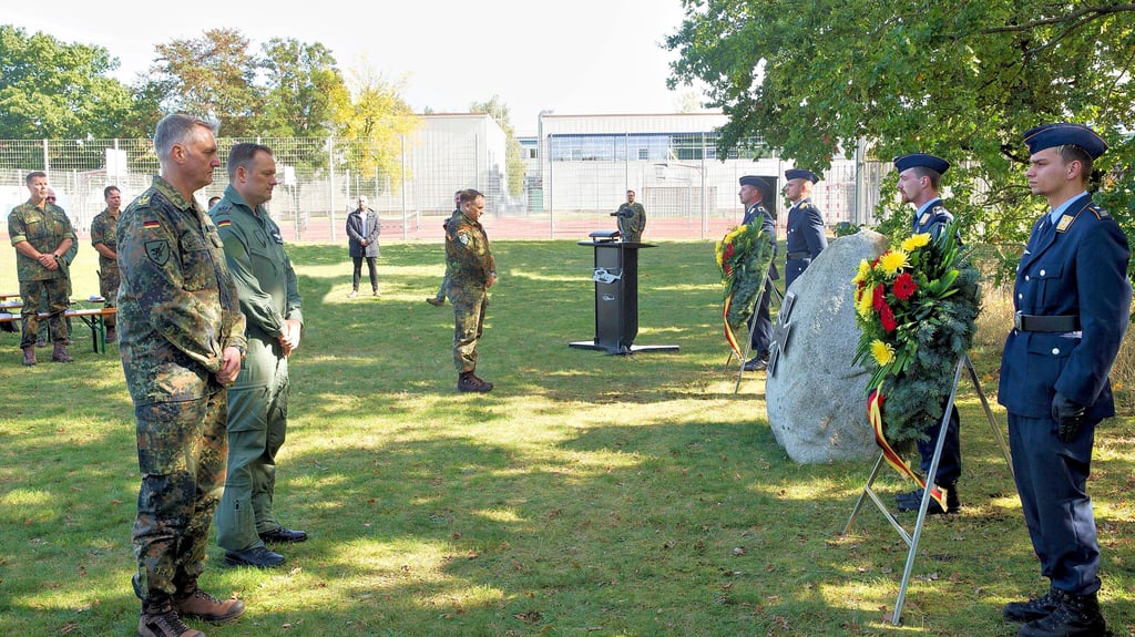 Der Inspekteur der Luftwaffe Generalleutnant Holger Neumann (l.), der Kommodore HSG 64 Oberstleutnant Sascha Bleibohm (2.v.l.) sowie Oberst André Megow als Standortältester und Kommandeur des EFB3 gedachten und sallutierten anschließend an den Kränzen.