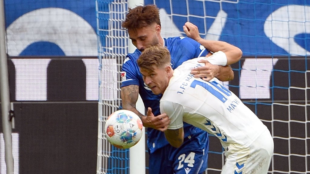 Die Spieler des 1. FC Magdeburg um Marcus Mathisen verteidigten in Karlsruhe energisch und konzentriert.