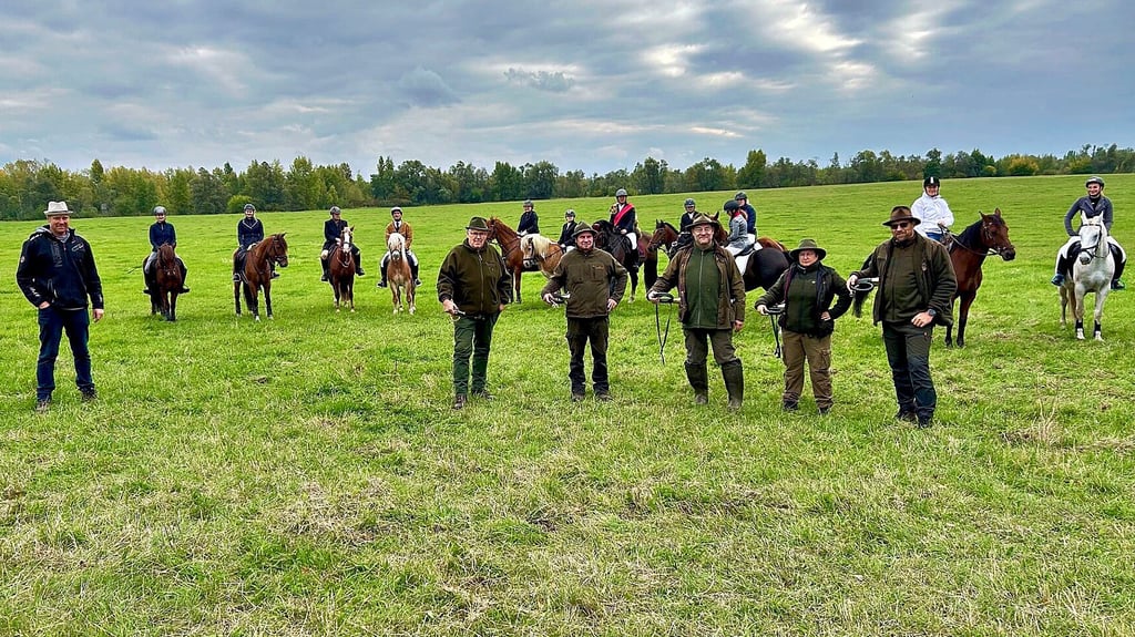 Als nach der Mittagspause Teil zwei der Fuchsjagd beginnt, nehmen die teilnehmenden 20 Reiter im Halbkreis Aufstellung, und die Jagdhornbläser aus Zweimen bringen erneut ein Ständchen.