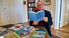 Dompfarrer Teja Begrich freut sich auf  die nächsten Havelberger Dialoge zum Thema „Jüdisches Leben in Deutschland“. Eine Auswahl der Bücher der eingeladenen Autoren steht im Paradiessaal zum Verkauf bereit. 