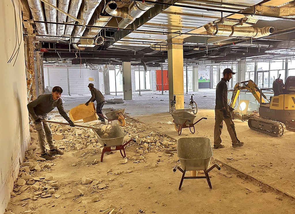 Noch wird im ehemaligen Kaufhof - hier das Dachgeschoss - noch intensiv gearbeitet.