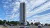 Noch ist der Genthiner Wasserturm komplett verhüllt. das könnte sich bald ändern. 