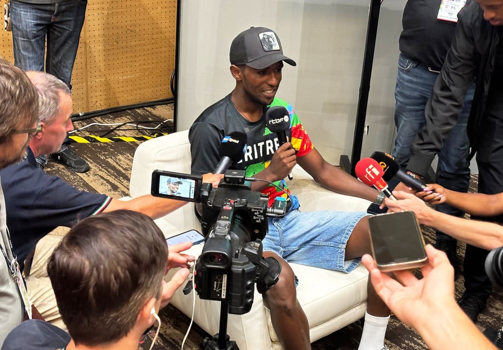 WM in Ruanda: Der eritreische Radprofi Biniam Girmay spricht während einer Pressekonferenz