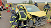Auf wie viele Arten kann man ein Auto öffnen, um eingeklemmte Menschen herauszuholen? Die Kameraden aus Aschersleben und Peine haben es ausgetestet.