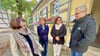 Vor dem Schlagenthiner Pfarrhaus im Gespräch (v.l.): Architektin Heidrun Fleege, Monika Pilz und Katrin Hertwig vom Gemeindekirchenrat sowie Pfarrer Martin Vibrans. 