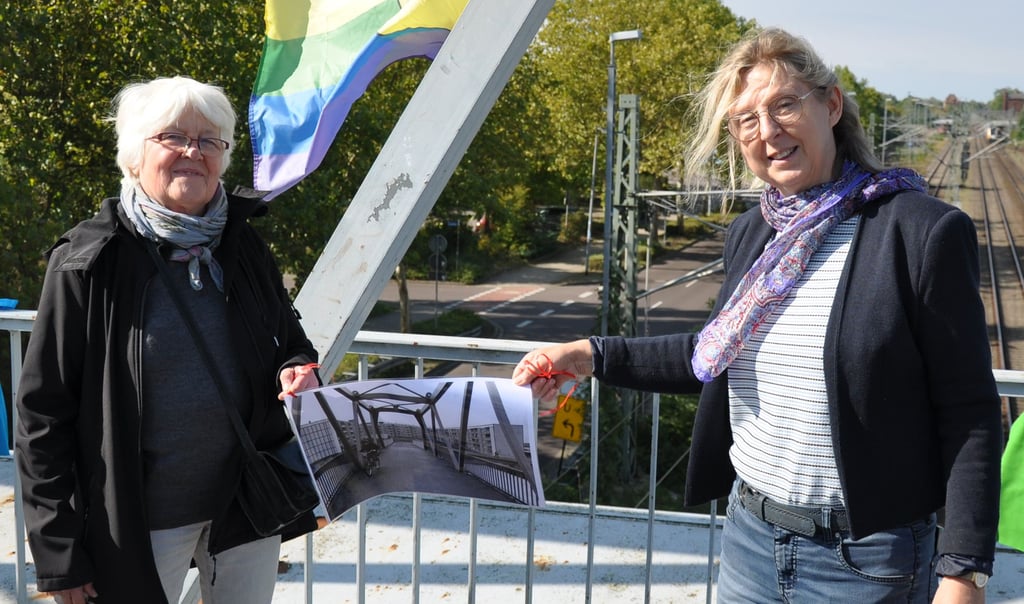 Christa Juhr (li.) und Antonia Beran behingen die Brückengeländer mit historischen Fotos.