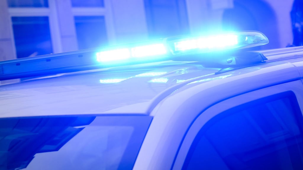 Polizisten haben in Bitterfeld-Wolfen einen betrunkenen Autofahrer gestellt.