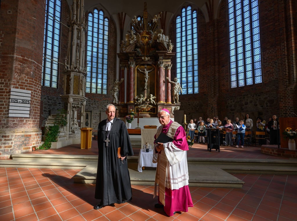 Ein Zeichen der Verbindung über Grenzen hinweg: Protestanten und Katholiken erinnern im Dom in Fürstenwalde an die Gründung des Bistums Lebus an der Oder vor 900 Jahren.