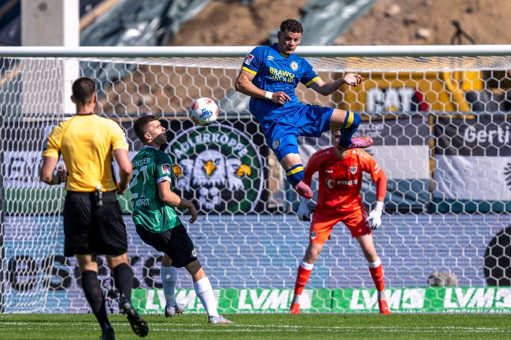 Kampf um jeden Ball im Duell Münster gegen Braunschweig.