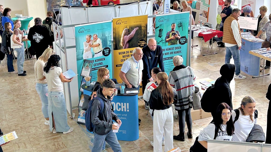 Mehr als 70 Aussteller aus Industrie, Handwerk, Verwaltung und Bildung standen für Gespräche mit Jugendlichen, Eltern und Lehrkräften bereit.