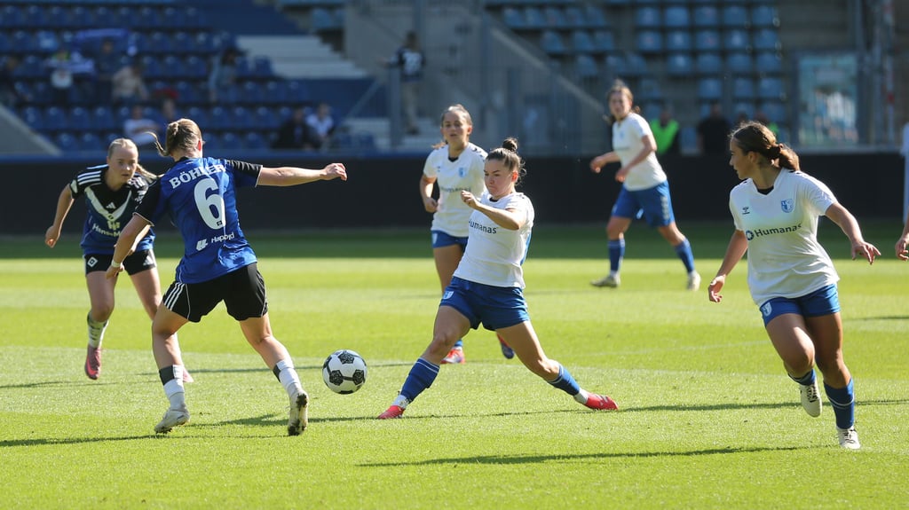 Latoya Maxime Bach (M.) und der FCM verpassten gegen den HSV zwar das Wunder, trotzdem können die Blau-Weißen gestärkt in die nächsten Aufgaben gehen.