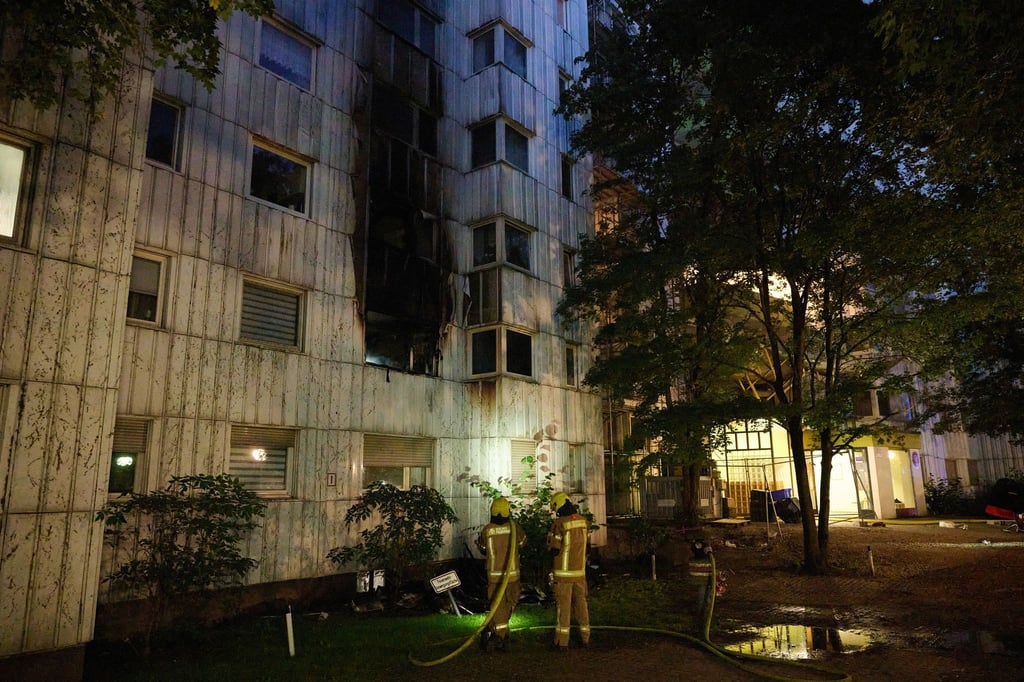 Feuerwehrleute löschen.