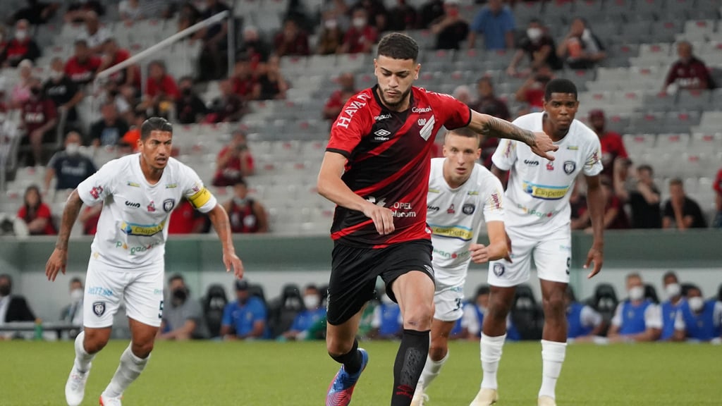 RB-Zugang Romulo tritt 2022 für Athletico Paranaense vom Punkt an.