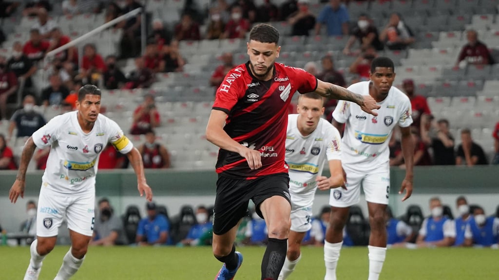 RB-Zugang Romulo tritt 2022 für Athletico Paranaense vom Punkt an.