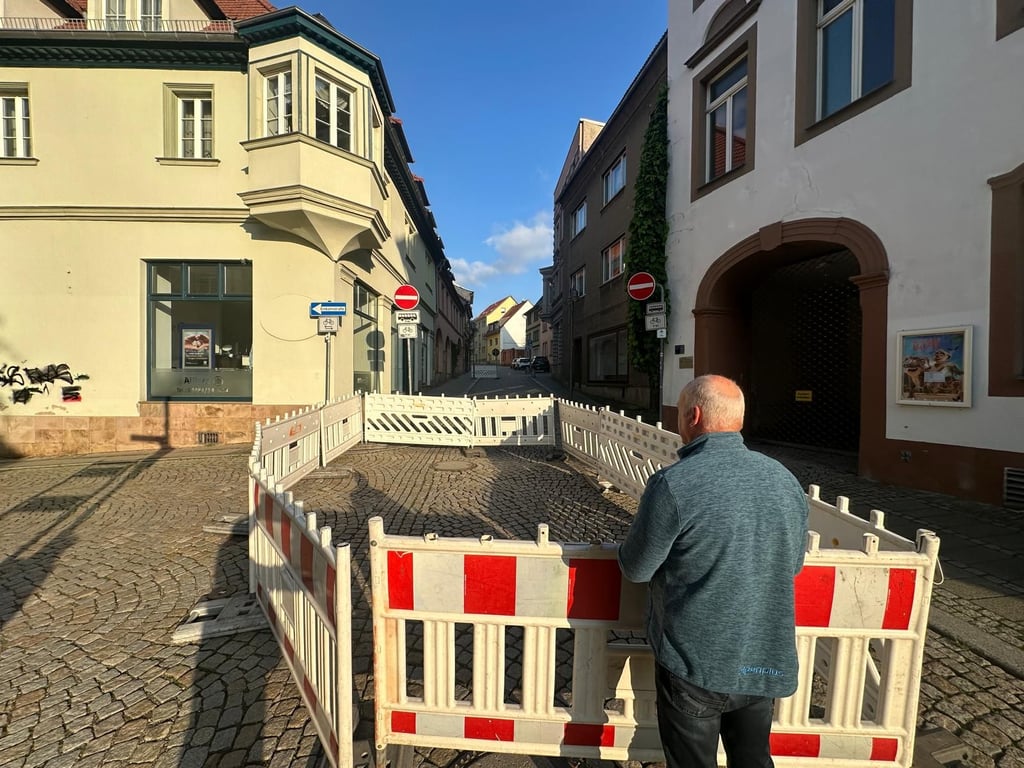 Mit rot-weißen Zäunen wurde der Bereich am Kornmarkt abgesperrt. Die Ursache des Schadens ist noch unklar.