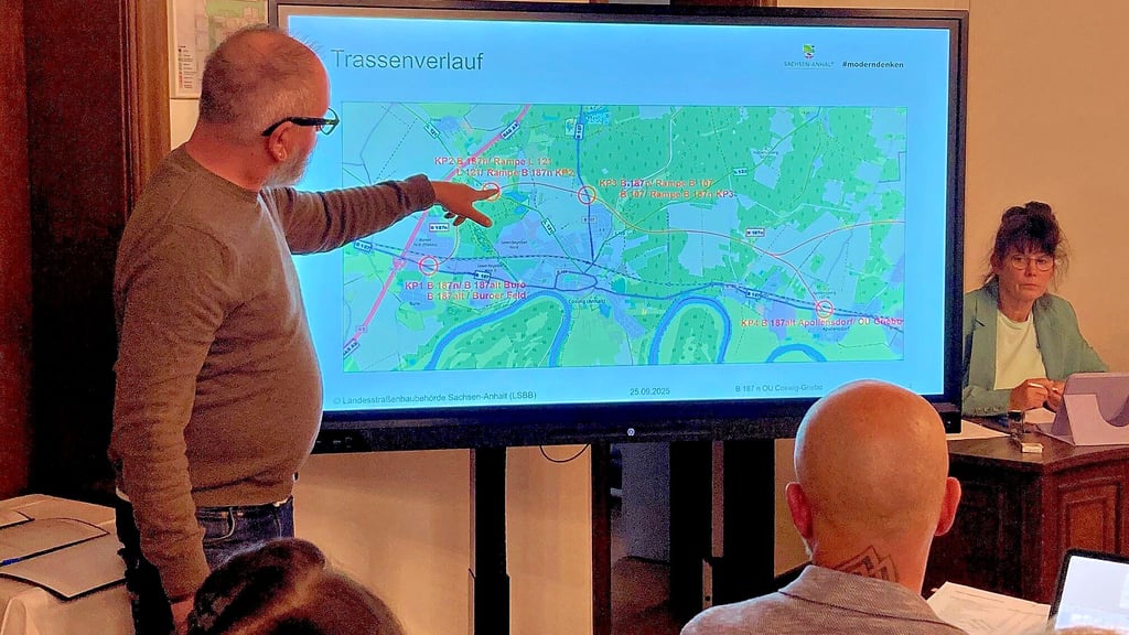Oliver Grafe informiert während der Coswiger Stadtratssitzung über den geplanten Trassenverlauf der B187n.