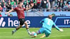 Hannovers Benjamin Källman scheitert an Bielefelds Torwart Jonas Kersken.