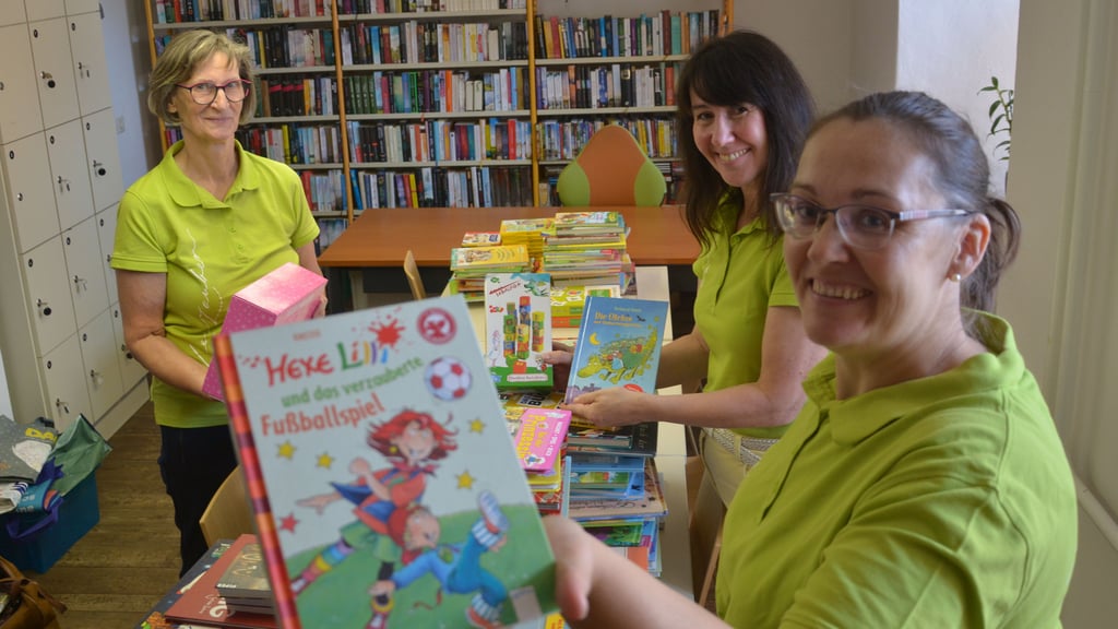 Rosemarie Söhnke, Sandra Preuß und Anne Bogus vom Förderberein "Lesezauber" der Stadtbibliothek bieten immer wieder von gespendeten Büchern einen Flohmarkt an. Besonders beliebt sind dabei Kinder- und Jugendbücher.