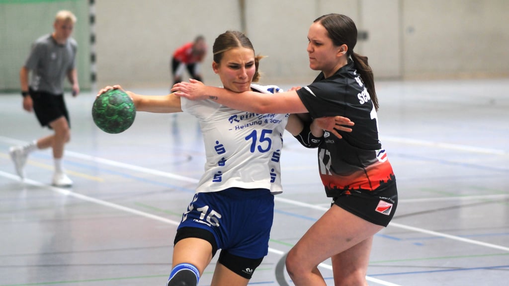 Michelle Feilhaber (links) und die TSG Calbe gewannen das Derby gegen Mira Sophie Tuchen und die SG Lok Schönebeck.