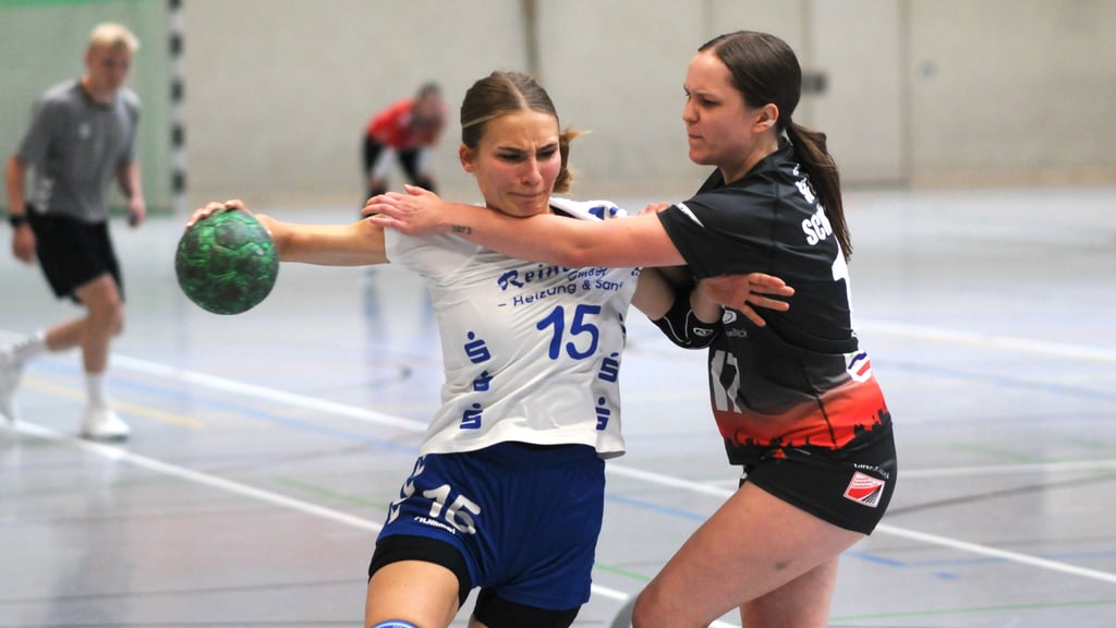 Michelle Feilhaber (links) und die TSG Calbe gewannen das Derby gegen Mira Sophie Tuchen und die SG Lok Schönebeck.
