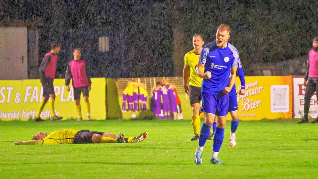 Robert Kemnitz bejubelt seinen Treffer zum 3:1 für den FC Hettstedt gegen SV Romonta Stedten.