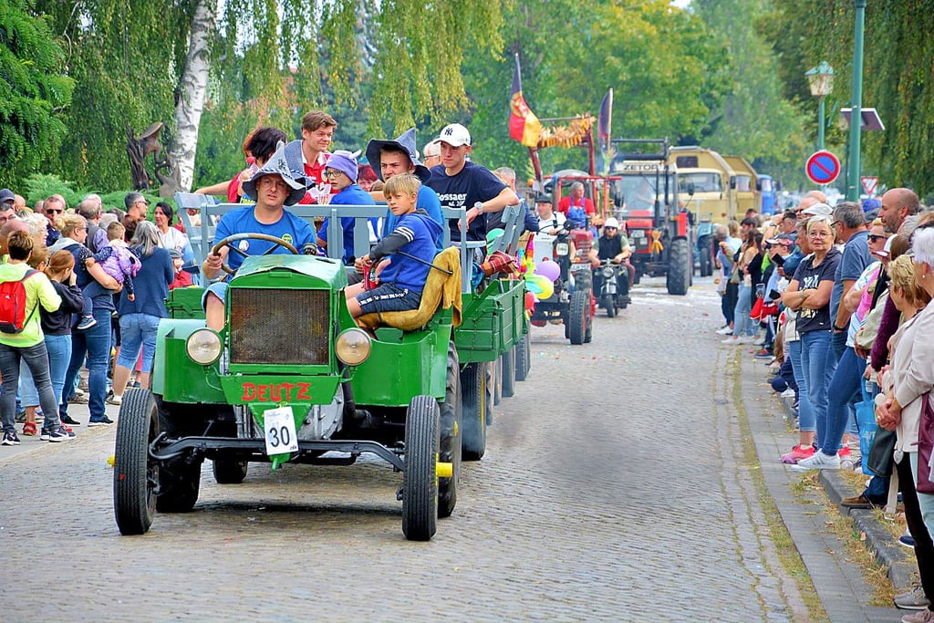 Handwerk, Backofen, Schauschmieden und Festumzug sowie ein ansprechendes Rahmenprogramm sorgen für lebendige Schlaitzer Tradition.