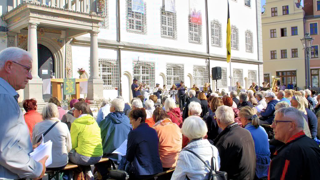 Der Wittenberger Posaunenchor unterhält die Gäste des Töpfermarktes vor dem historischen Rathaus.