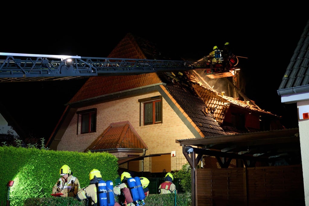Feuerwehrleute kämpfen in Berlin-Marzahn gegen die Flammen.