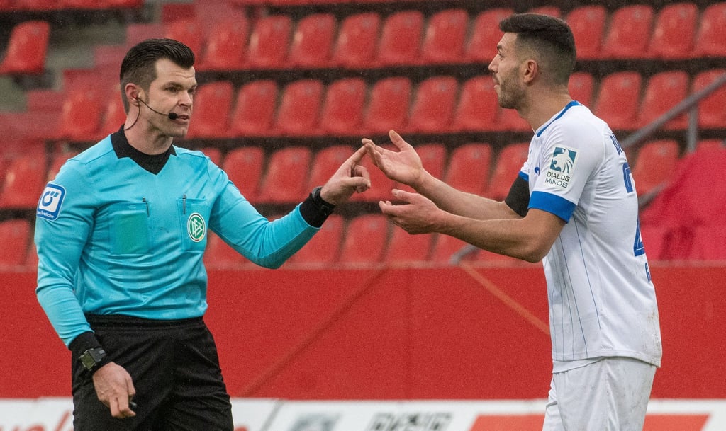 Klaus Gjasula hadert mit den Leistungen der Schiedsrichter in der 3. Fußball-Liga.