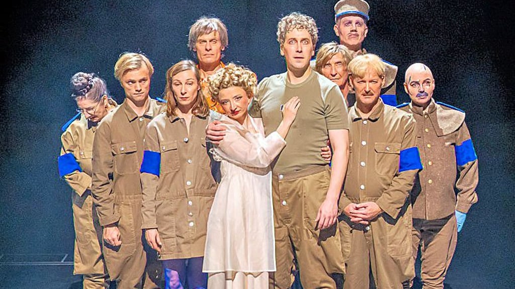 Mit knallblauer Armbinde: das „Hamlet“-Ensemble