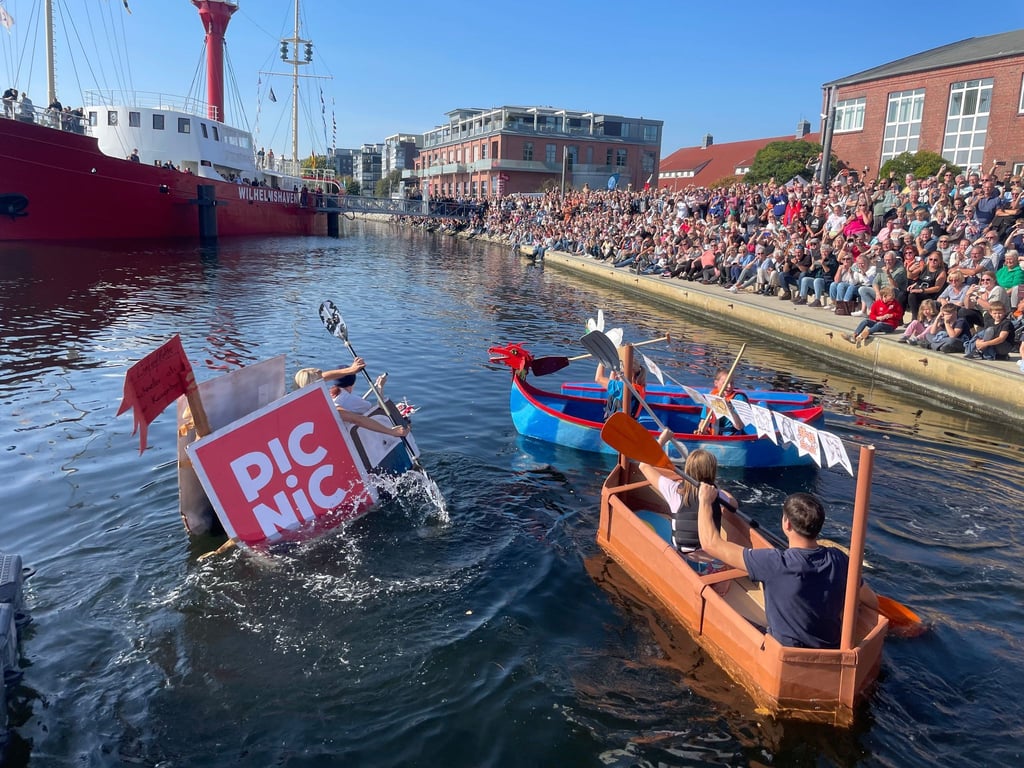 Zur 14. Papierboot-Regatta in Wilhelmshaven sind sieben Teams angetreten, Hunderte Schaulustige verfolgten das Spektakel.