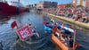 Zur 14. Papierboot-Regatta in Wilhelmshaven sind sieben Teams angetreten, Hunderte Schaulustige verfolgten das Spektakel.