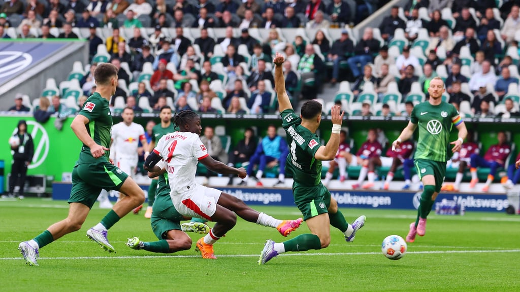 Gegen drei Gegenspieler durchgesetzt: Johan Bakayoko trifft zum 1:0.