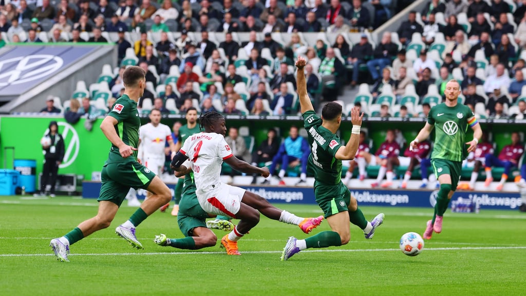 Gegen drei Gegenspieler durchgesetzt: Johan Bakayoko trifft zum 1:0.