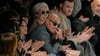 Meryl Streep taucht in Mailand bei der Schau von Dolce & Gabbana auf, mit Stanley Tucci (ebenfalls mit Sonnenbrille) an ihrer Seite.