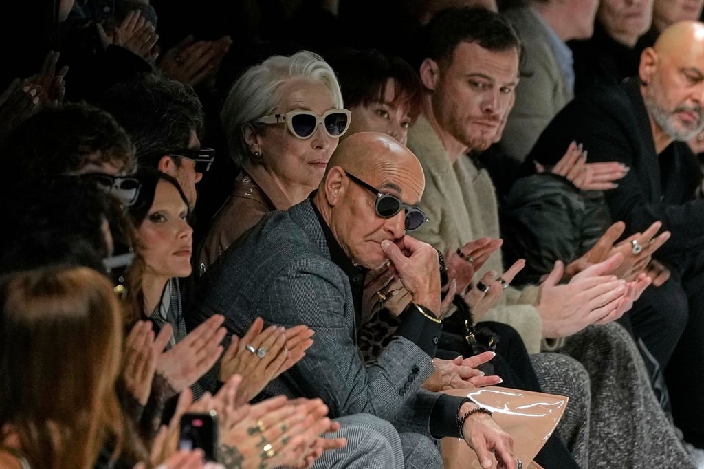 Meryl Streep taucht in Mailand bei der Schau von Dolce & Gabbana auf, mit Stanley Tucci (ebenfalls mit Sonnenbrille) an ihrer Seite.