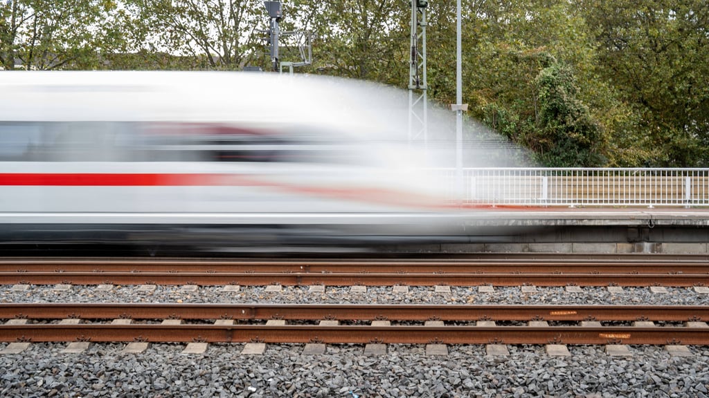 Ein ICE musste am Sonntag auf Höhe Lenz in Sachsen-Anhalt stoppen. Die Fahrgäste mussten umsteigen.