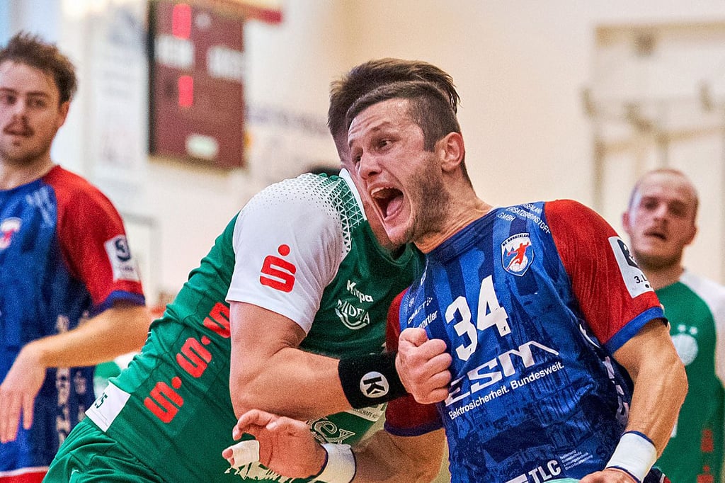 Rechtsaußen Almir Osmanhodzic (hier im Heimspiel gegen Köthen) war mit zehn Toren erfolgreichster Werfer der Regionalliga-Männer des HCB in Halle. Die 33:40-Niederlage konnte er nicht verhindern.