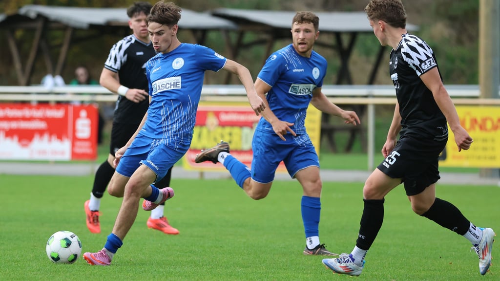 Illya Kovrak (am Ball/hier gegen Bernburg) und die Fortuna hatten zwar auch in Zorbau die eine oder andere gute Möglichkeit, doch die Tore erzielten nur die Gastgeber.