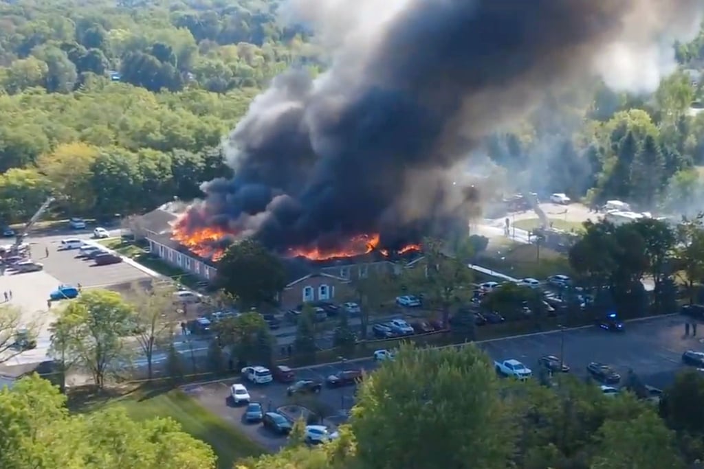 In einer Kirche hat es Schüsse gegeben und ein Feuer.